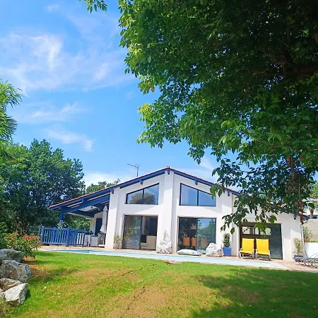 Spacieux Et Lumineux Dans Contemporaine Avec Piscine Chauffee Privative Pres Golf D'arcangues *